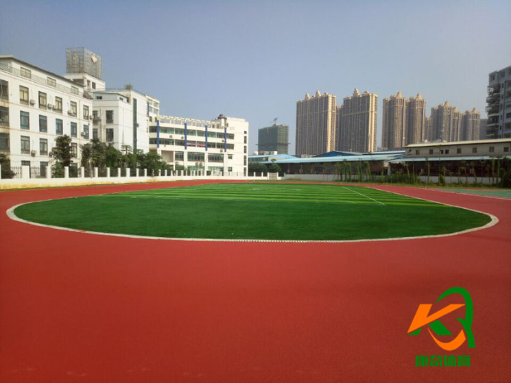 广西南宁五一路翠湖新城小学场地建设 全塑型自结纹400米跑道