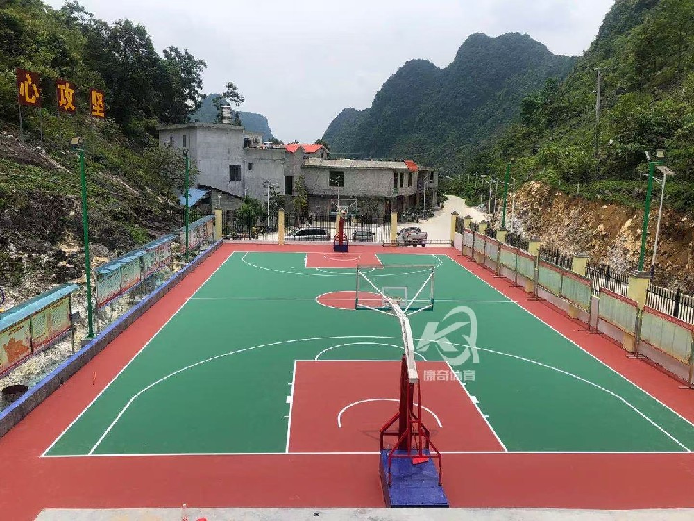 塑胶篮球场的材料是否环保？是否有刺激性气味或有害物质释放？