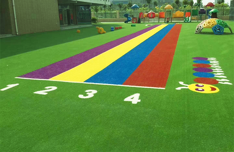 人造草适用于足球场，幼儿园，等场景